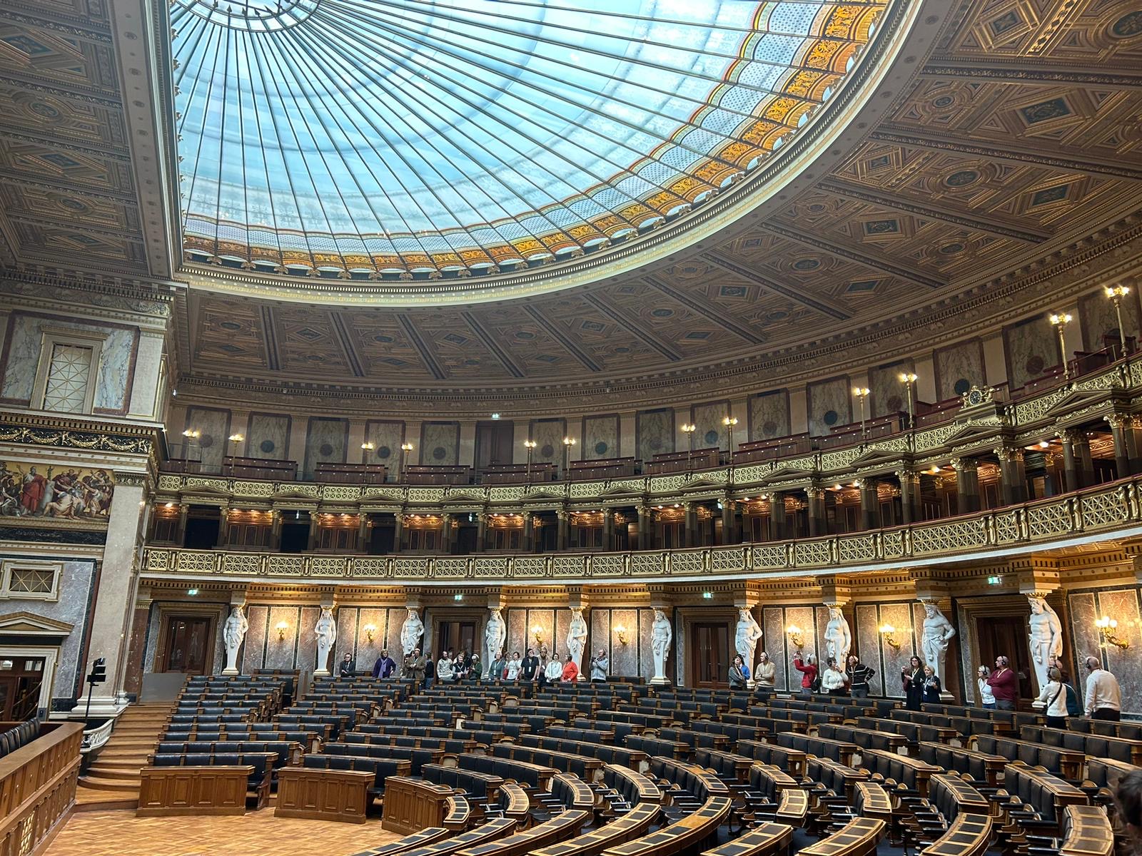 Der Sitzungssaal im Wiener Parlament mit einem eindrucksvollen kuppelförmigen Glasdach