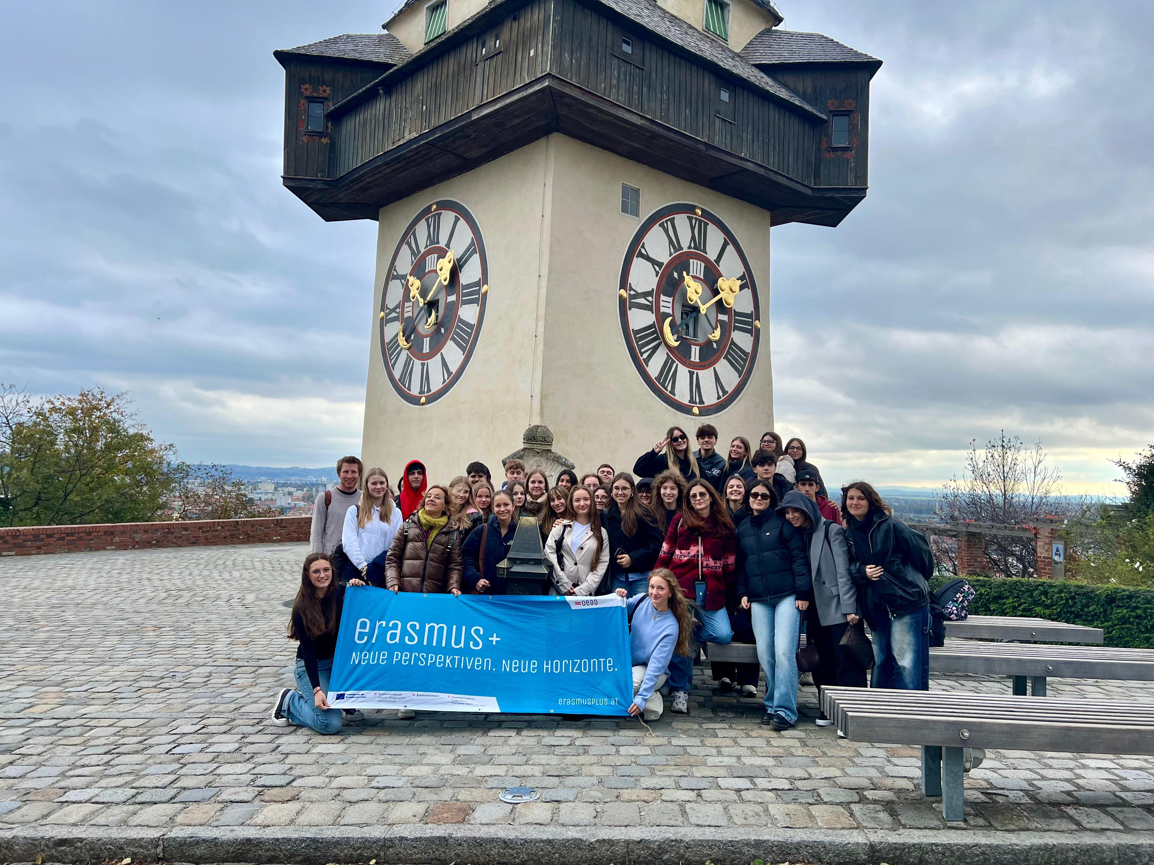 Erasmus Schülergruppe vor dem Brucker Uhrturm 