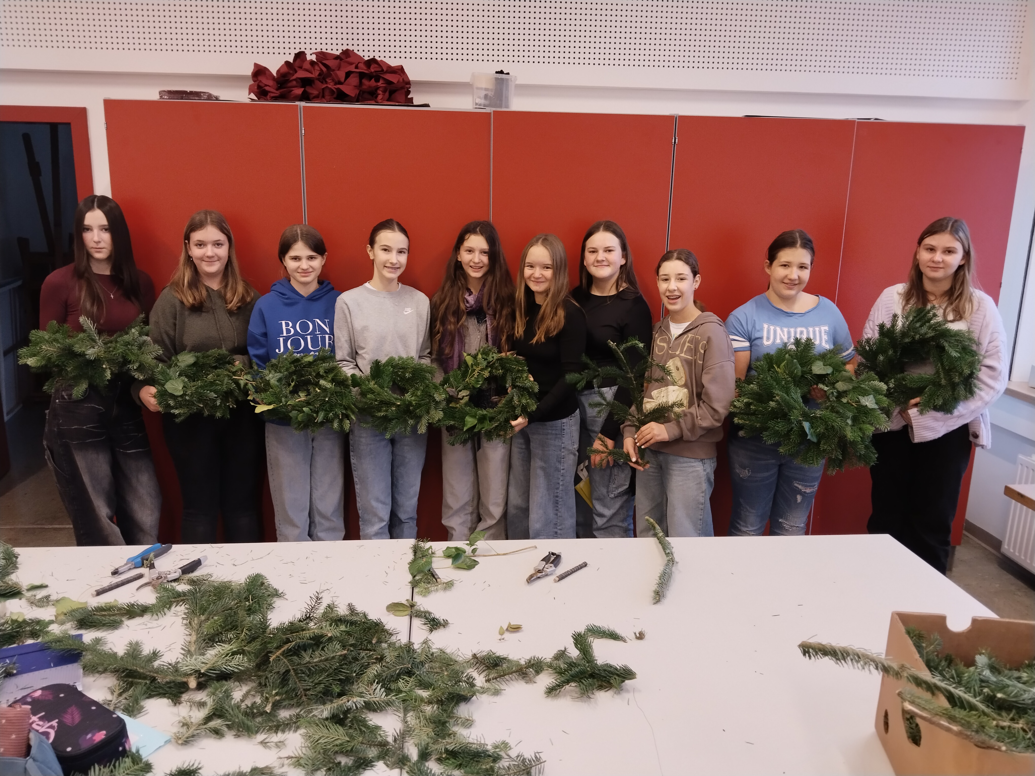 Eine Schülergruppe mit Adventkränzen 