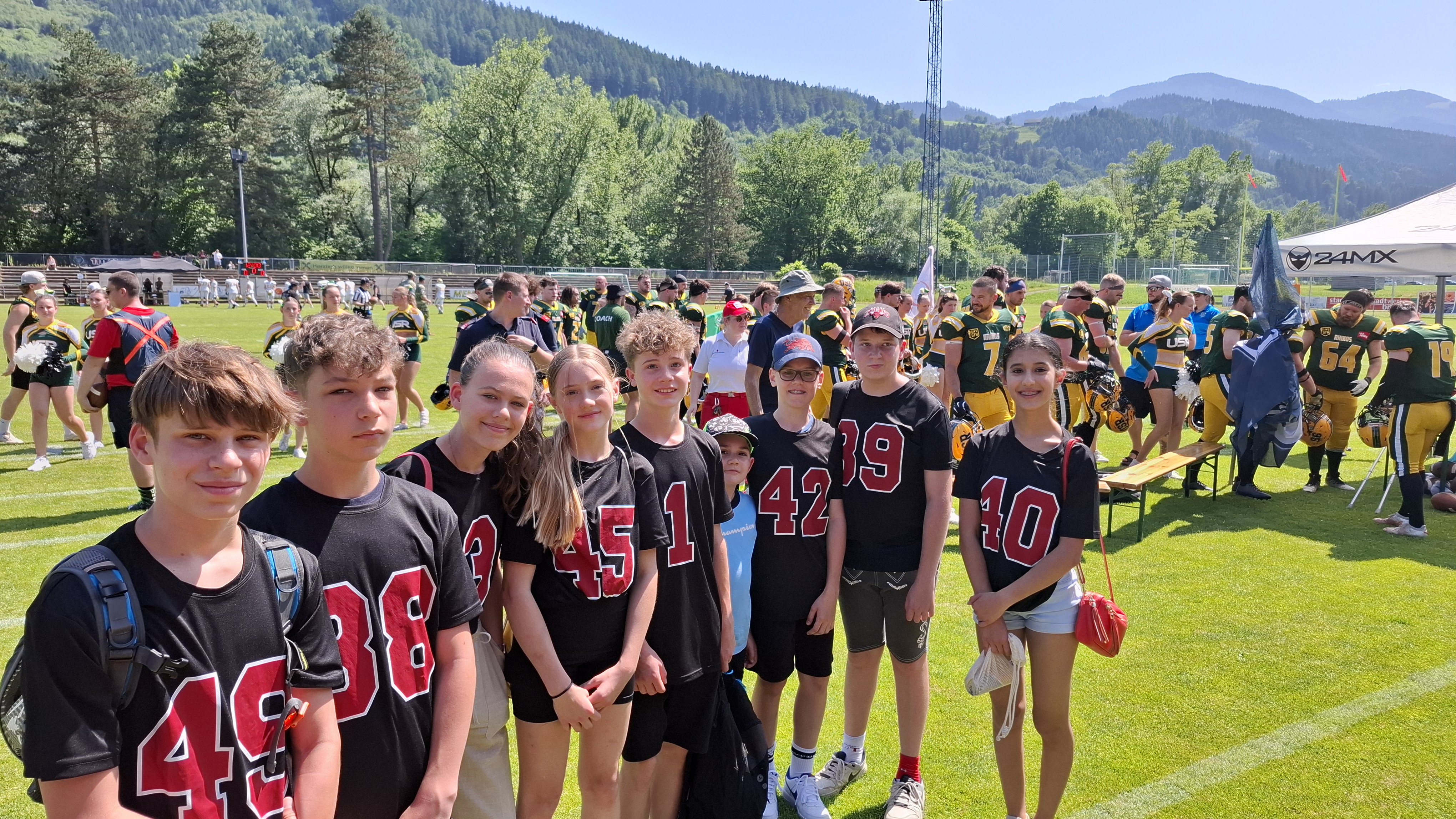 unsere Spieler:innen auf dem Sportplatz