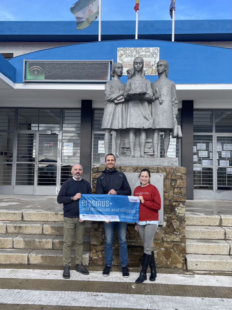 Drei Lehrer mit der Erasmusflagge 