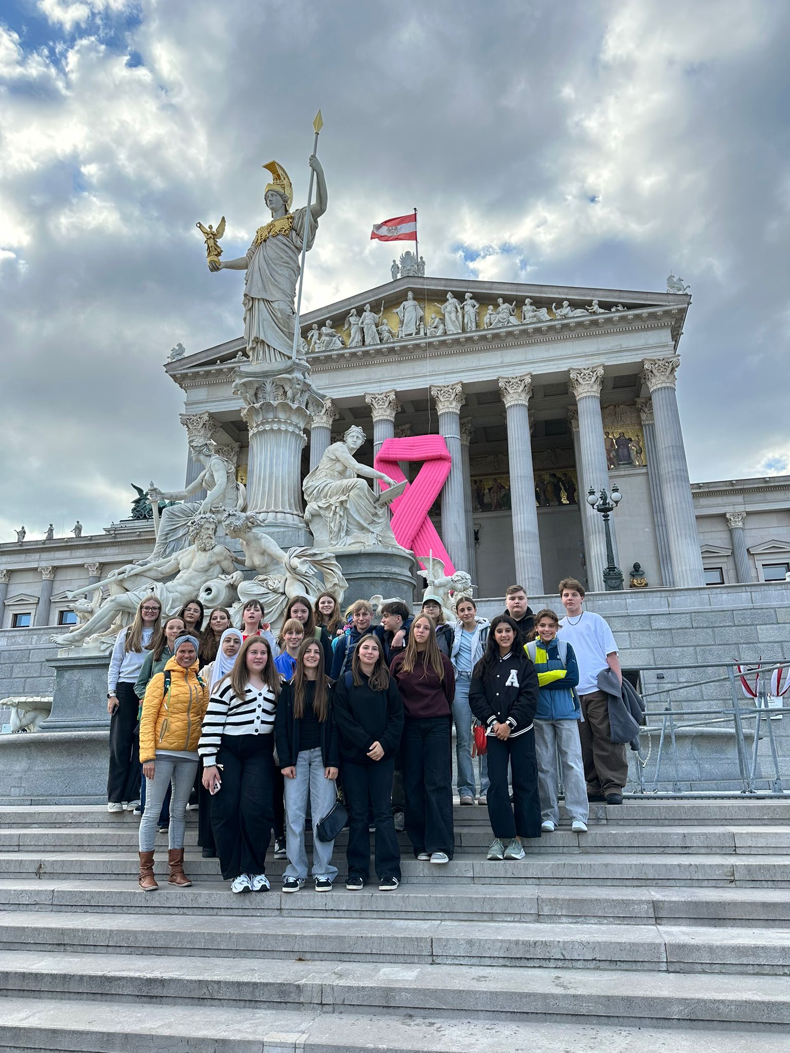 Die vierten Klassen vor dem Wiener Parlament 