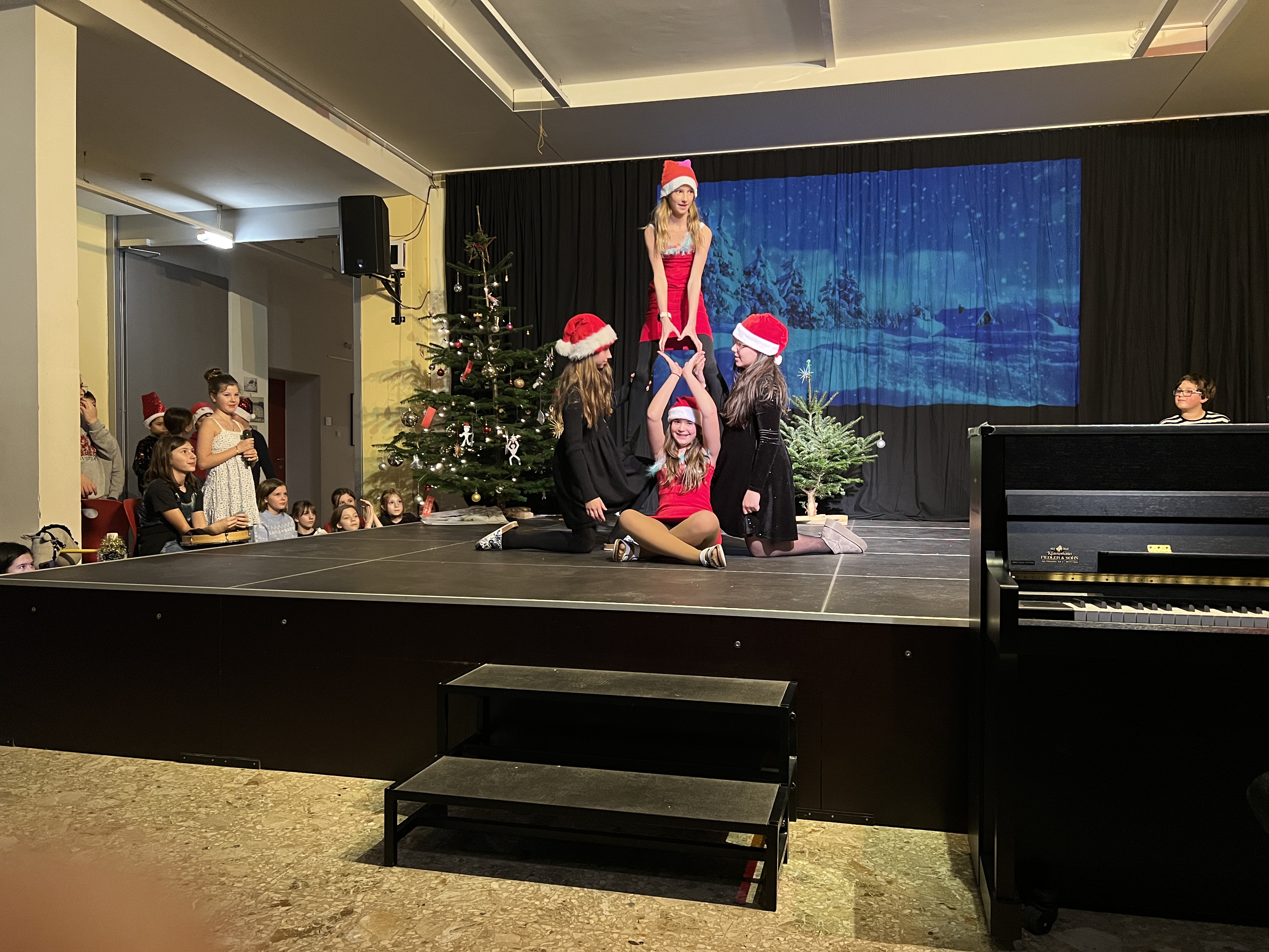 Weihnachlich gekleidete Schülerinnen auf der Bühne 