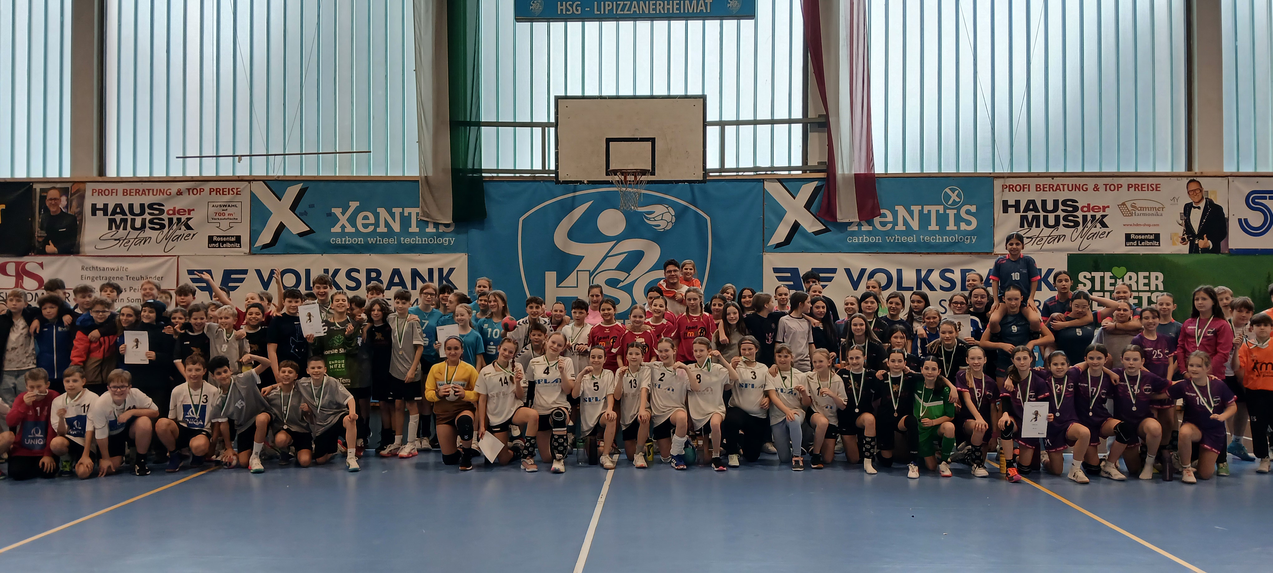 Gruppe von Schülern im Turnsaal 